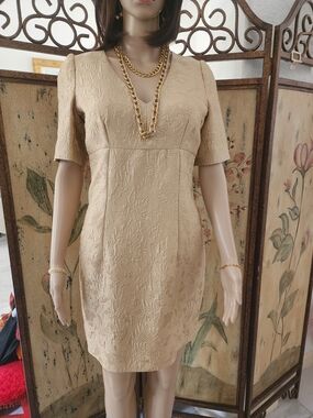 DOLCE & GABBANA | Elegant Cream Short-Sleeve Textured V-Neck Dress